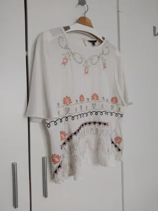 Blusa blanca de verano bordada Cortefiel talla S