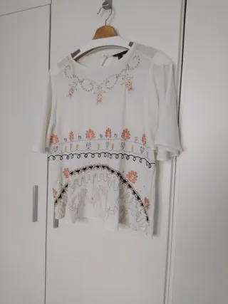 Blusa blanca de verano bordada Cortefiel talla S