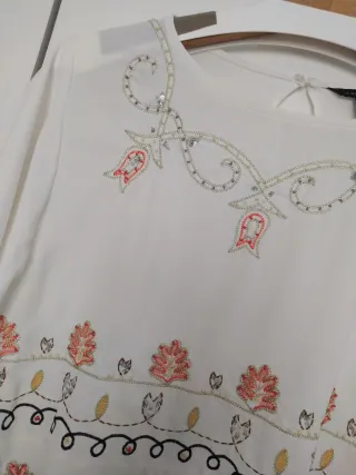 Blusa blanca de verano bordada Cortefiel talla S