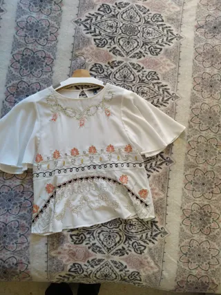 Blusa blanca de verano bordada Cortefiel talla S