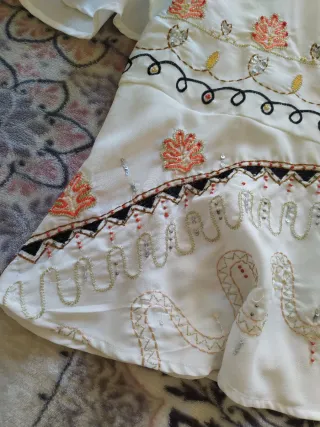 Blusa blanca de verano bordada Cortefiel talla S