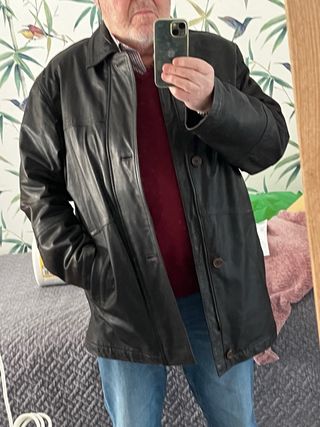 Abrigo 3/4 de cuero en muy buen estado, poco uso