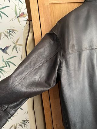 Abrigo 3/4 de cuero en muy buen estado, poco uso