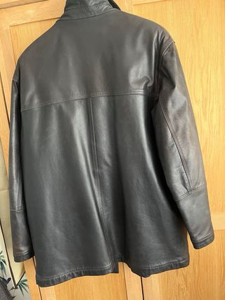 Abrigo 3/4 de cuero en muy buen estado, poco uso