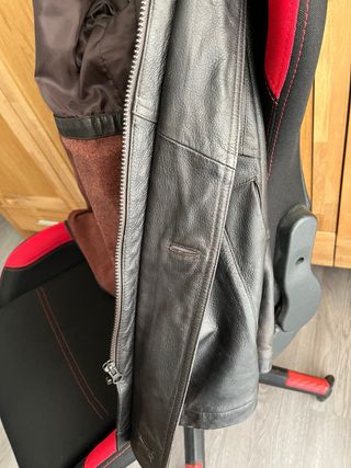 Abrigo 3/4 de cuero en muy buen estado, poco uso