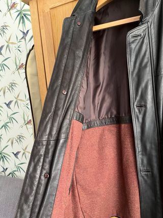 Abrigo 3/4 de cuero en muy buen estado, poco uso