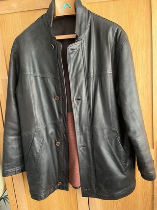 Abrigo 3/4 de cuero en muy buen estado, poco uso