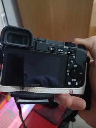 Cámara Sony Alpha 6400 4K con funda