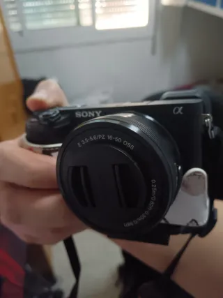 Cámara Sony Alpha 6400 4K con funda