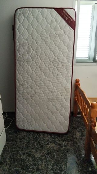 2 camas de 90 con colchones 80 euros cada una