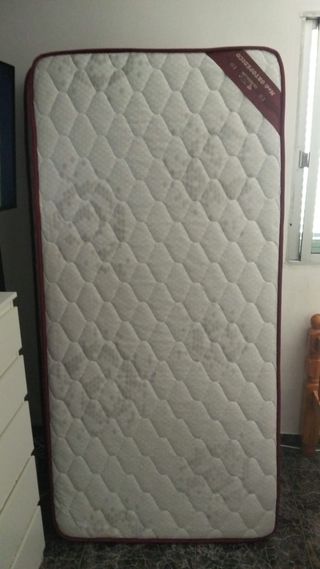 2 camas de 90 con colchones 80 euros cada una