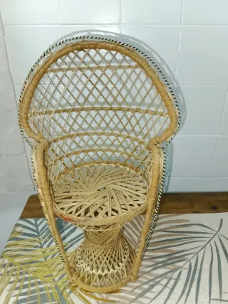 Silla de muñecas antigua de mimbre