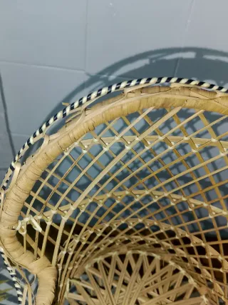 Silla de muñecas antigua de mimbre