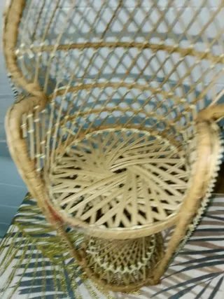 Silla de muñecas antigua de mimbre