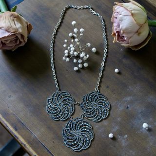 Collana con pendenti antichi in cut steel fine 800