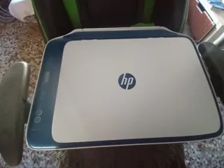 Impresora HP azul y blanca
