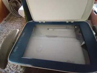 Impresora HP azul y blanca