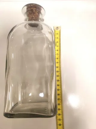 Botella antigua de vidrio con corcho