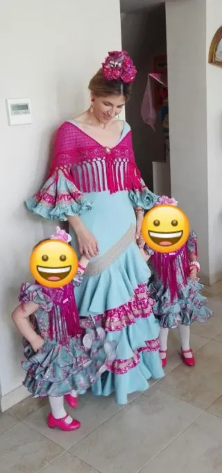 Traje de flamenca azul claro y buganvilla