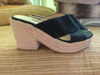 Sandalias cuña negras y beige