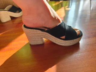 Sandalias cuña negras y beige