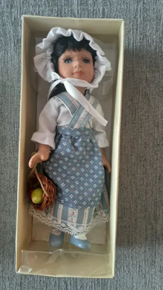 Muñeca de porcelana vestida