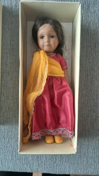 Muñeca de porcelana vestida