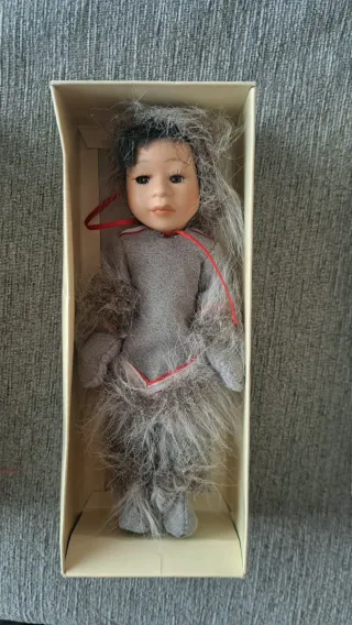 Muñeca de porcelana vestida