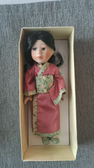 Muñeca de porcelana vestida