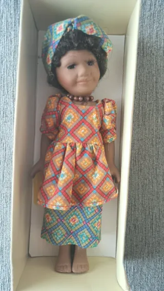 Muñeca de porcelana vestida