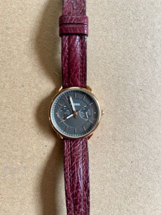 Reloj Fossil Correa Piel Roja y Detalles Dorados