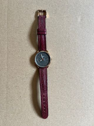 Reloj Fossil Correa Piel Roja y Detalles Dorados