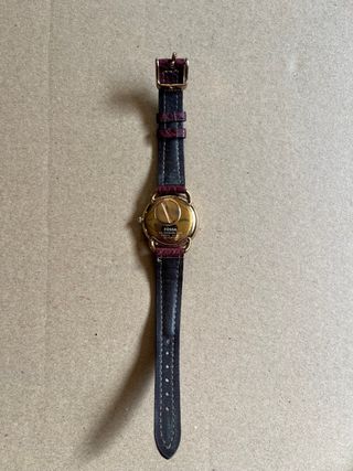Reloj Fossil Correa Piel Roja y Detalles Dorados