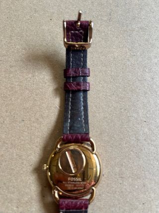 Reloj Fossil Correa Piel Roja y Detalles Dorados