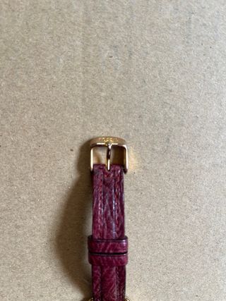 Reloj Fossil Correa Piel Roja y Detalles Dorados