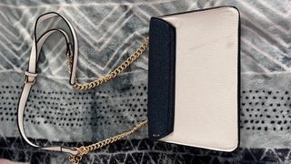 Bolso azul y blanco con detalles dorados