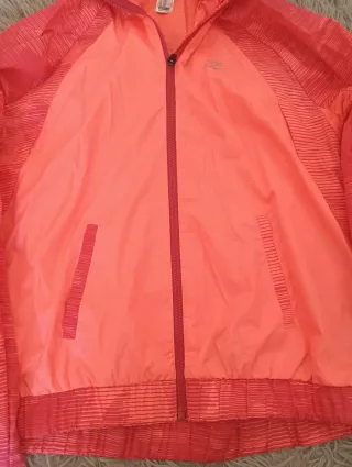 Chubasquero coral/fucsia con capucha