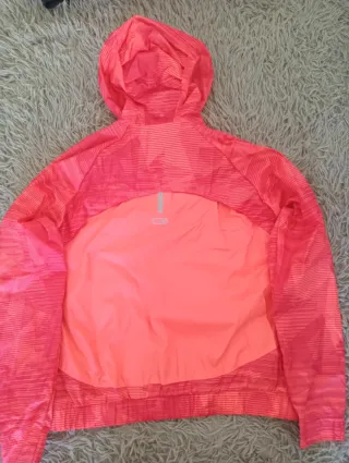 Chubasquero coral/fucsia con capucha