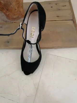 Sandalias LODI Tacon Alto Tira Brillo Negro