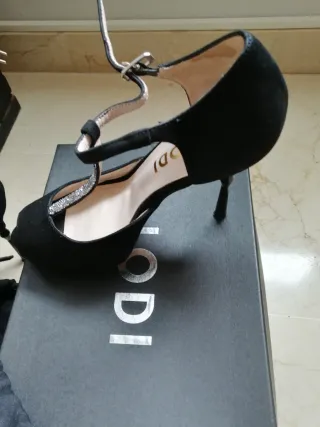 Sandalias LODI Tacon Alto Tira Brillo Negro