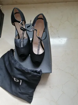 Sandalias LODI Tacon Alto Tira Brillo Negro