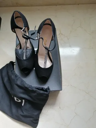 Sandalias LODI Tacon Alto Tira Brillo Negro