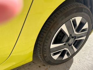 Peugeot 208 hibrdo Allure 2025