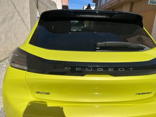 Peugeot 208 hibrdo Allure 2025