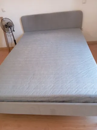 Cama con colchón y mesita de noche