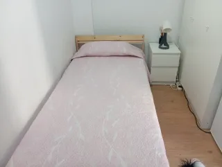 Cama con colchón y mesita de noche