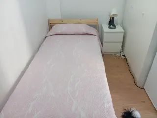 Cama con colchón y mesita de noche