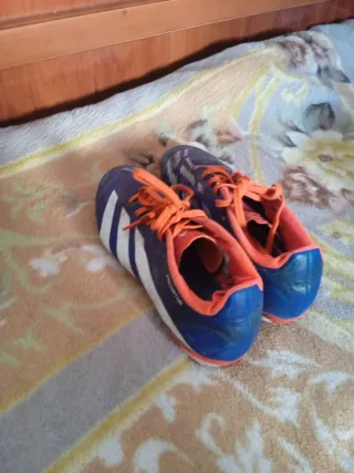 Botas de fútbol Adidas Predator y Nike Phantom