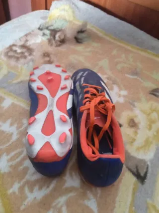 Botas de fútbol Adidas Predator y Nike Phantom