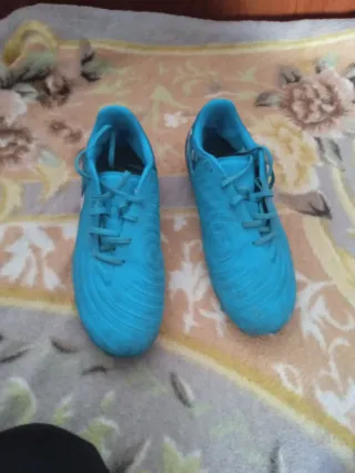 Botas de fútbol Adidas Predator y Nike Phantom